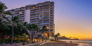 Iconic Condo Ocean Front Waikiki Shore